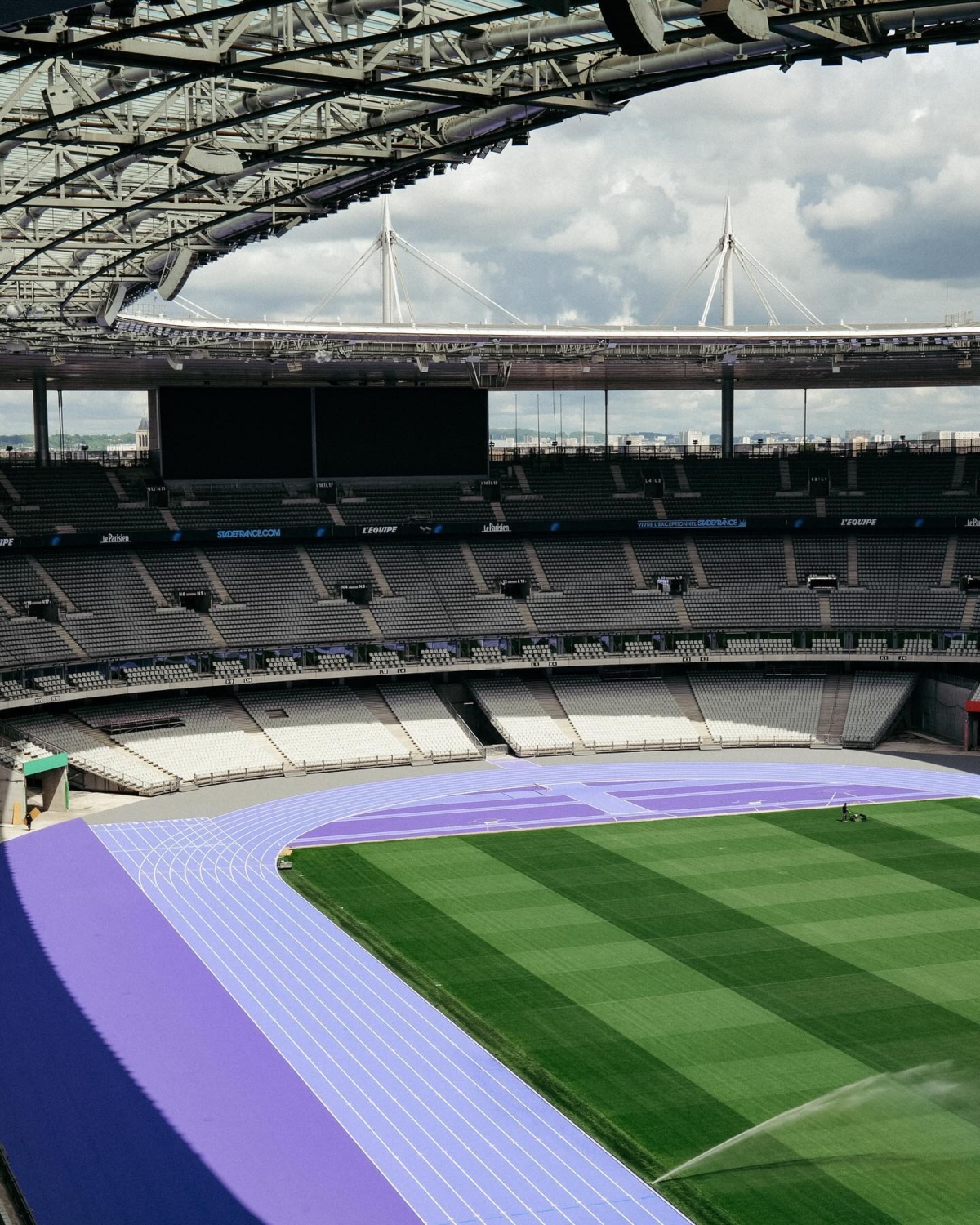 法蘭西體育場的薰衣草紫色鋪設工作已完成