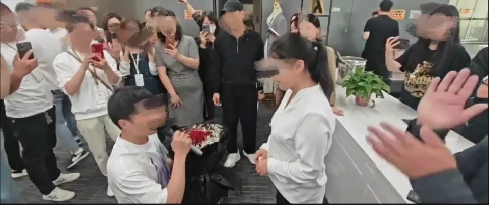 中國貴陽有上百家婚介公司提供「閃婚業務」,未婚男女從相識到領證最短只需3天,幾乎每天都有類似的求婚儀式。