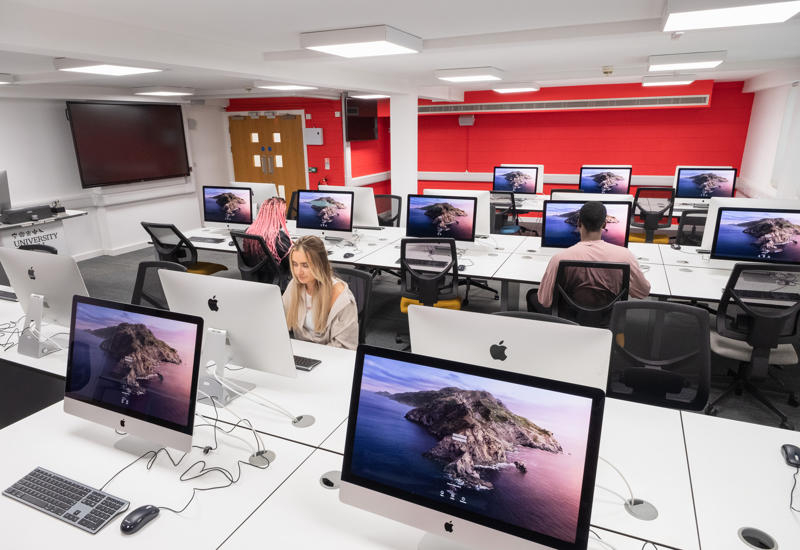 英國侯城大學(University of Hull)的媒體、新聞及傳播學位(Media, Journalism and Communications Degrees)被冠以「最米奇老鼠」學位(The most 'Mickey Mouse' degree)。