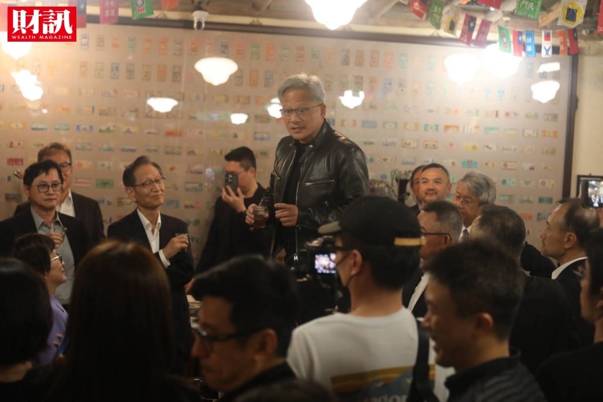 英偉達（NVIDIA）黃仁勳早前訪台宴請供應商合作夥伴，有傳當天席上的菜餚每桌只要新台幣4,653元（約1,120港元），相等於平均每人112元，遭本港老牌地產富豪之一湯文亮發文直批黃仁勳「唔識做有錢人」。