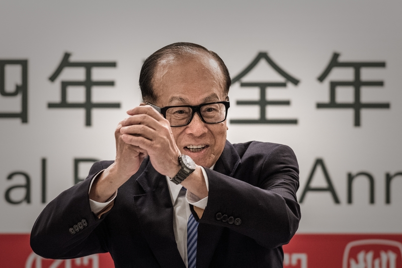 香港首富李嘉誠，則曾因佩戴500元手錶而聞名，節儉美德人人皆知。