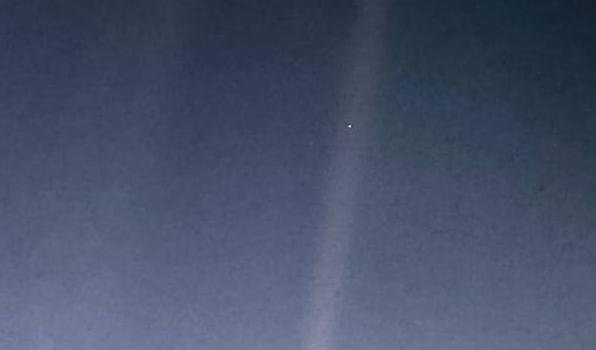 航海家一號在1990年2月回望64億公里外地球時,拍攝了一張極具歷史意義的照片「暗淡藍點」(Pale Blue Dot),其攝像設備亦在那之後徹底關閉。