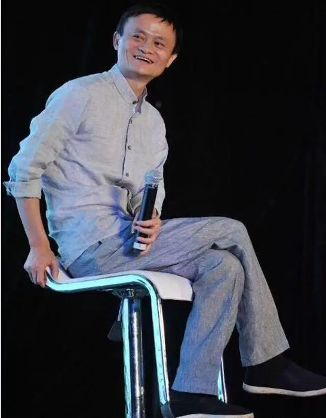 身家有247億美元（約1,926億港元）的前中國首富馬雲，曾穿著人民幣26元的布鞋到街市買菜講價。