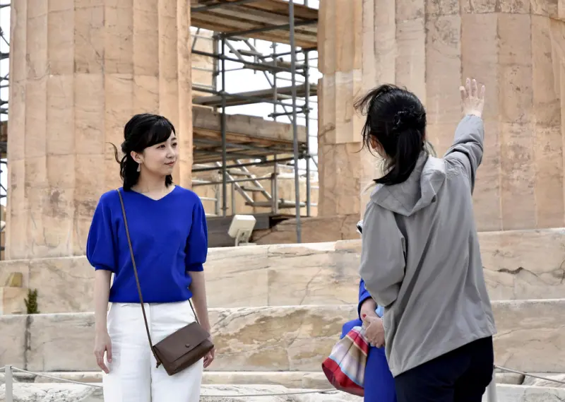 佳子公主造訪希臘時身穿的一件藍色針織上衣僅要價150港元，在日本掀起搶購潮，甚至賣斷貨。