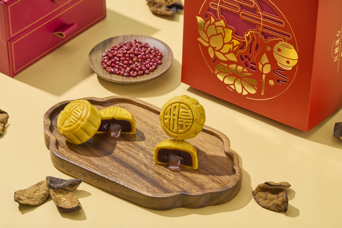 全新流心陳皮紅豆沙月餅，口感層次豐富。