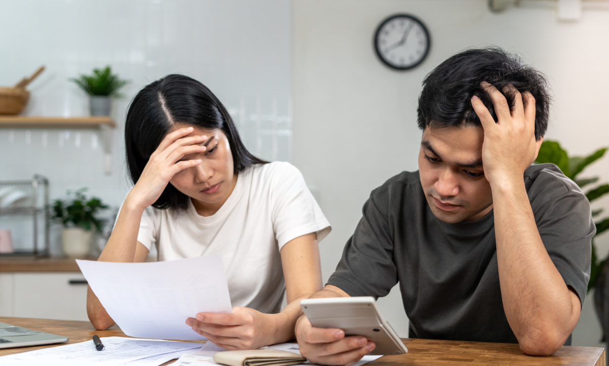 樓價跌不停,年薪百萬中產家庭也猶豫應否賣自住樓。