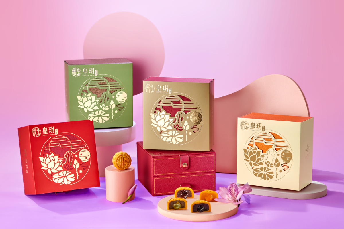 皇玥月餅全新2024經典系列，包括「紅韻流心雙輝月餅」、「碧綠流心雙輝月餅」、「經典流心雙輝月餅」及「流心奶黃月餅」 (原價$438)。(由左至右)