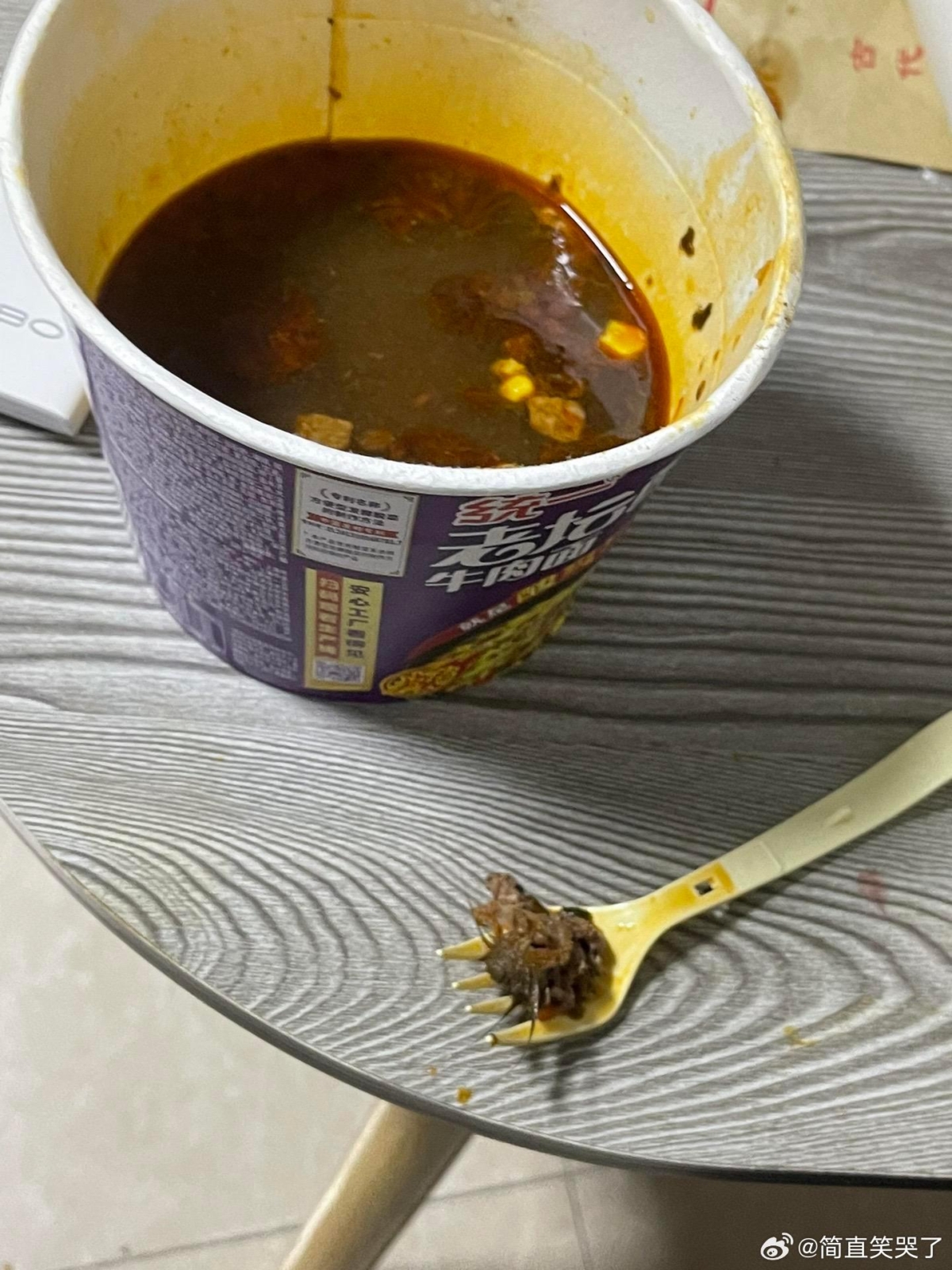 有網民稱在統一老壇酸菜牛肉杯麵中吃出老鼠頭。