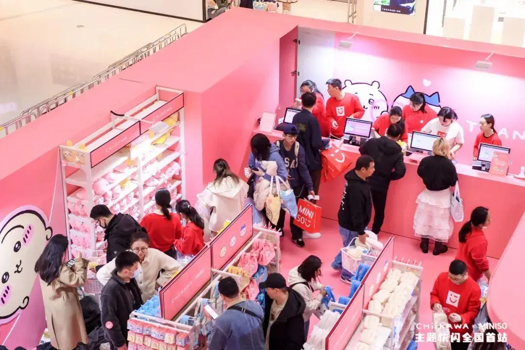 Chiikawa X Miniso快閃店現場:男消費者甚至比女消費者多。