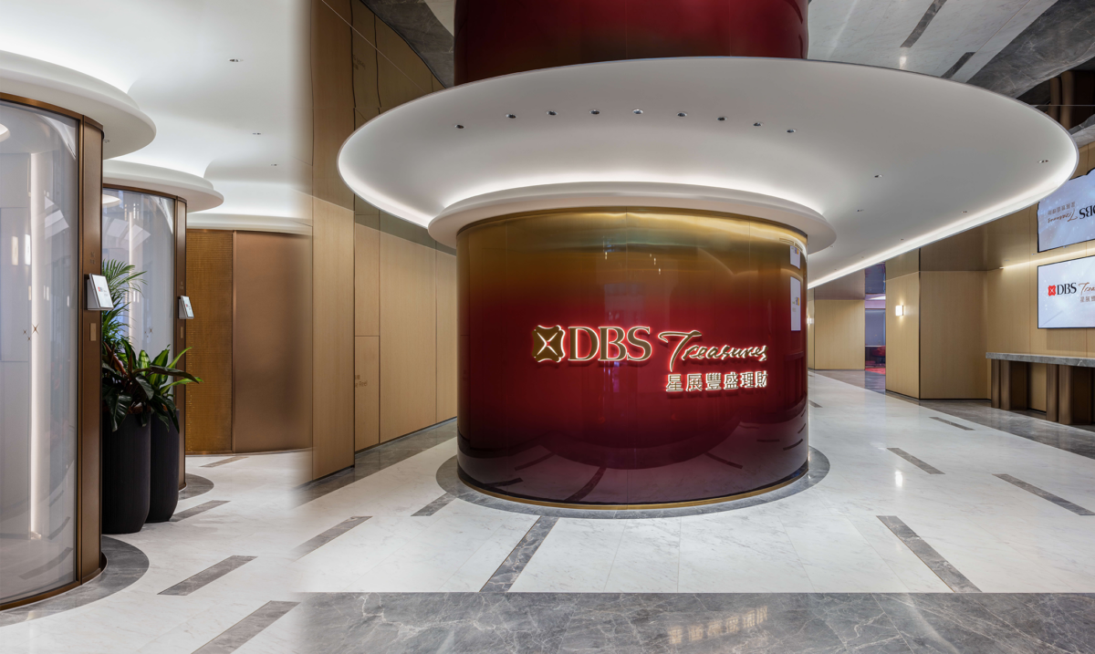 星展豐盛理財中心的一大設計特色是棱角少、多呈流線型，感覺寬敞。