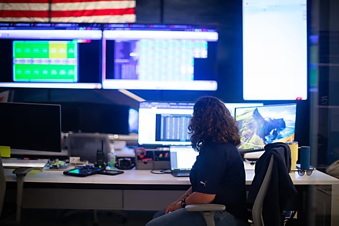 24歲的數據中心技術員Deborah Martinez Castellanos,入行2年年僅已達70萬港元。