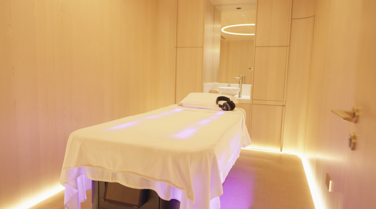 「友邦峻宇養生庭」引入全港首張量子音頻治療床,助客戶放鬆身心,促進深層睡眠。有不少會員在完成25分鐘的治療後,均表示能提升睡眠質素。