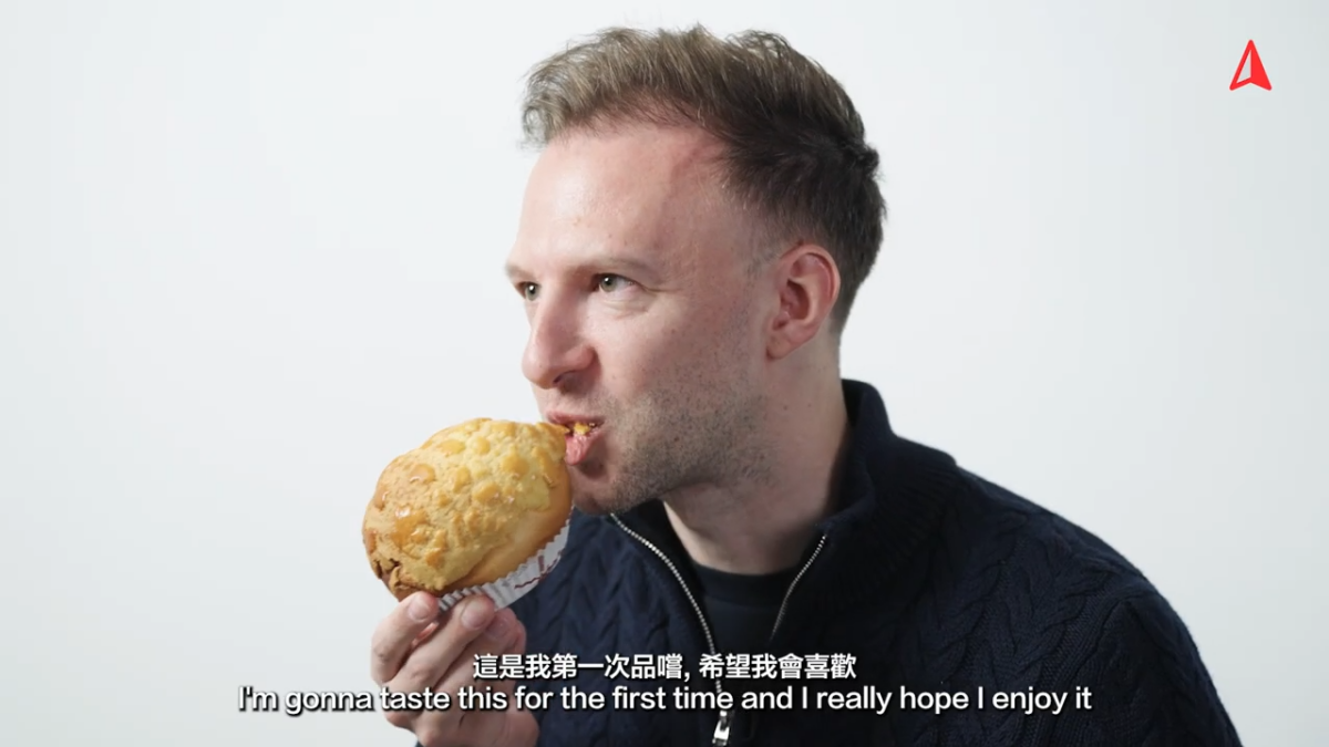卓林普在影片中首嚐香港著名小食菠蘿包(香港人才服務辦公室影片)