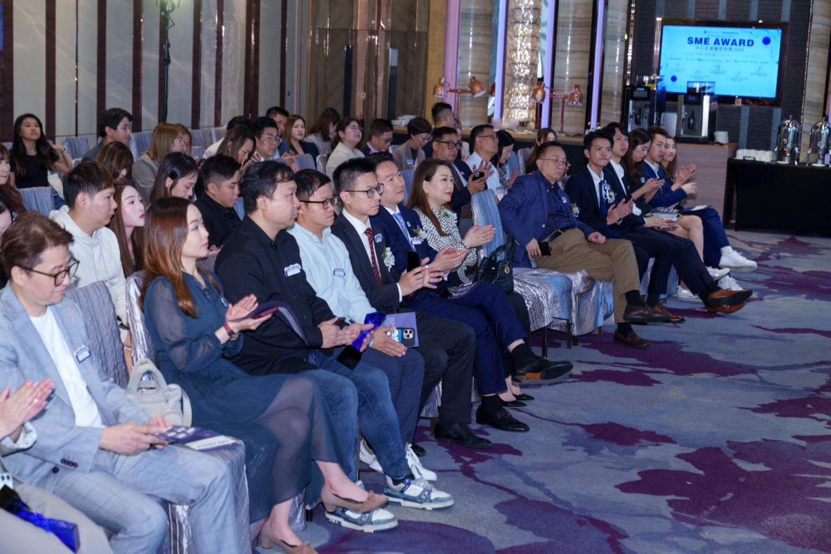 BusinessFocus 中小企卓越成就獎 2025 頒獎禮,來賓坐滿藍紫色地毯會場並熱烈鼓掌