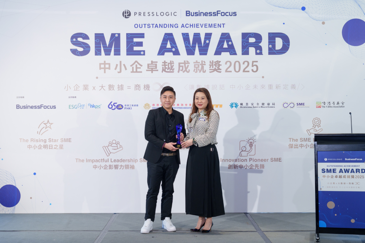 主禮嘉賓馮嘉寶女士(右)與得獎者合照