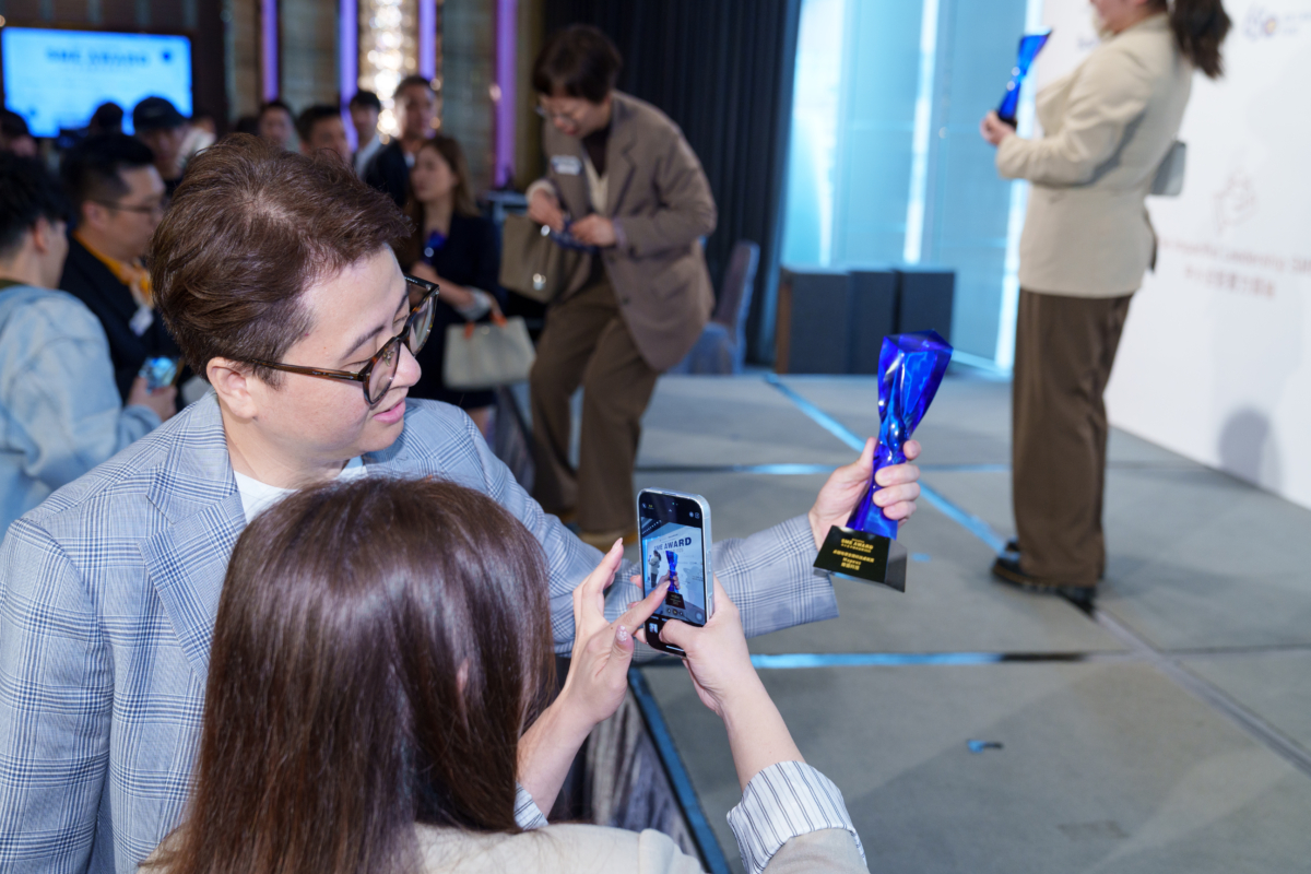 得獎代表在舞台邊高舉藍水晶造型獎座拍照紀念