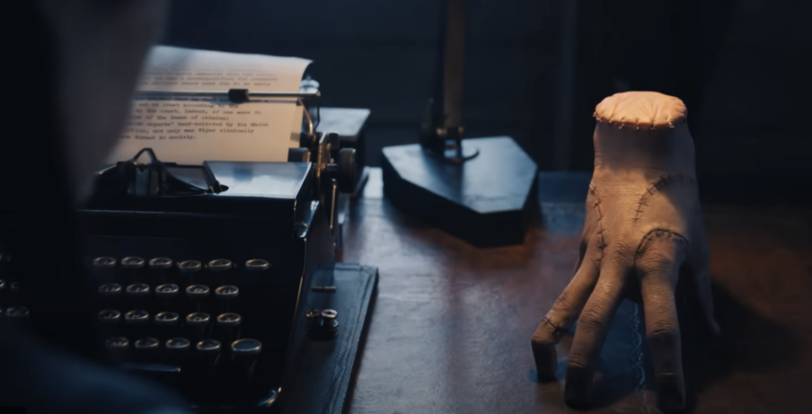 Hero Pro義肢的手部與手臂分離後，使用者仍可透過神經控制移動，像極了是Netflix劇集《Wednesday》中的小手Thing