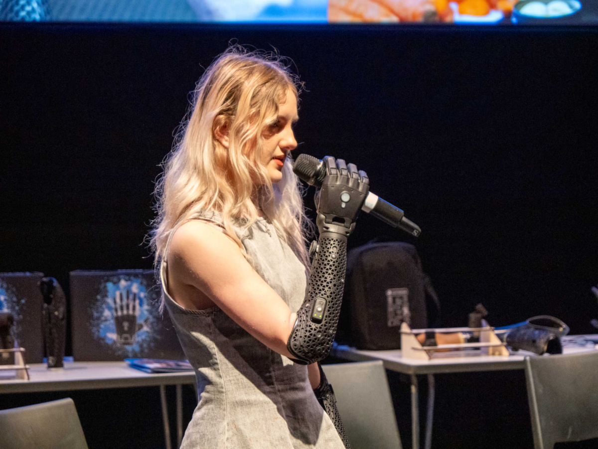 19歲網紅Tilly Lockey，在幼兒時期因腦膜炎失去雙手，至今已佩戴上一代 Hero Arms 9 年，她對新型無線義肢感到不可思議。