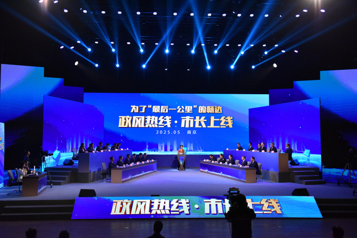 除了《問政山東》,其他地區也推出類似節目,例如四川的《陽光問廉》和江蘇的《政風熱線》