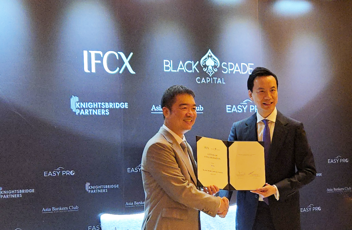 IFCX獲得黑桃資本戰略投資,兩公司簽署相關協議。圖為IFCX執行總裁賴衍銘(左)及黑桃資本CEO Dennis Tam(右)。