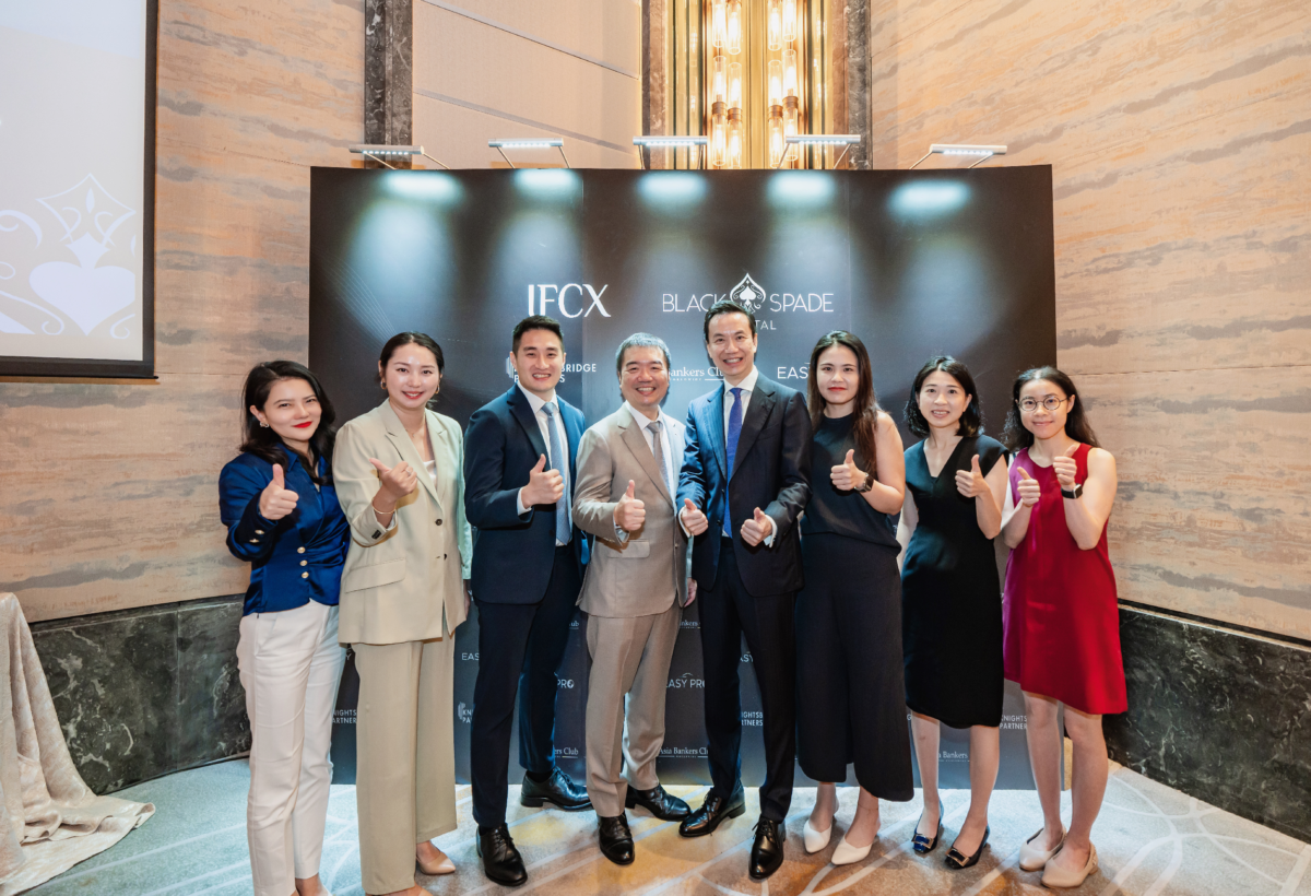 IFCX獲得黑桃資本戰略投資,兩公司簽署相關協議。圖為IFCX執行總裁賴衍銘賴衍銘(左四)及黑桃資本CEO Dennis Tam(左五)。