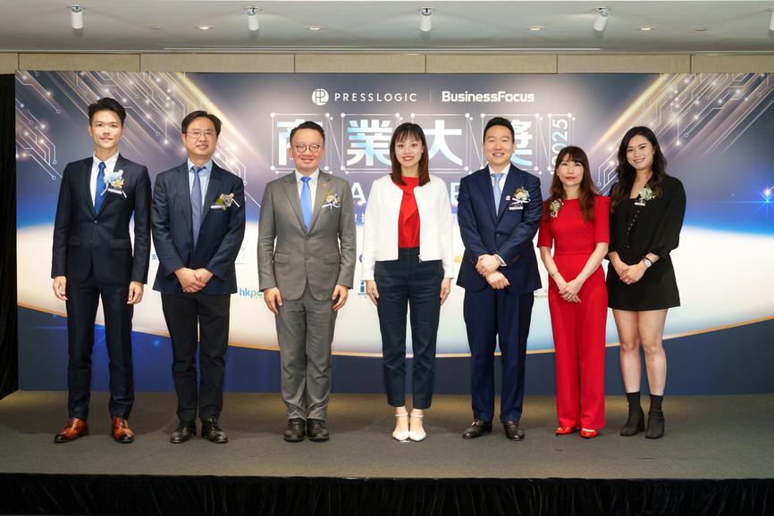 七位政商界領袖於BusinessFocus商業大獎頒獎典禮舞台合照包括香港創新科技及工業局副局長張曼莉女士及PressLogic創辦人張浩澤先生。