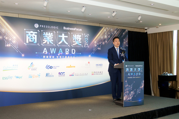 PressLogic創辦人及行政總裁張浩澤先生於BusinessFocus商業大獎頒獎典禮舞台發表歡迎辭講述AI企業發展願景。