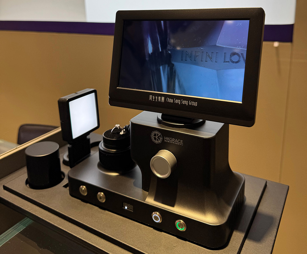 周生生以專利技術美鑽識別器 (FacetID),做到真正秒速完成鑽石身份驗證。