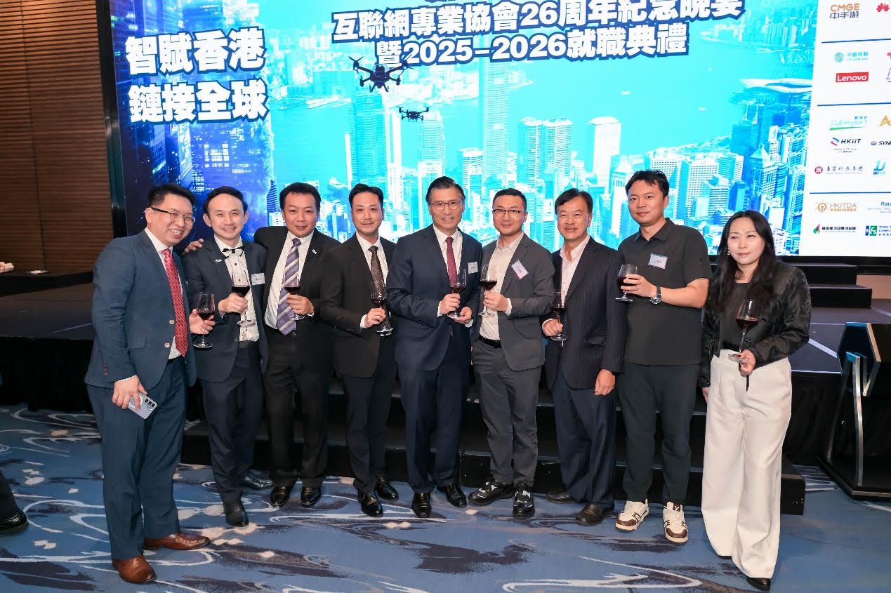 科技創新界立法會議員邱達根先生(左五)與一眾理事及嘉賓合照