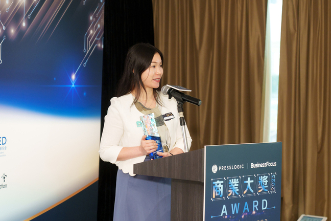 得獎企業代表在台上發表感言。