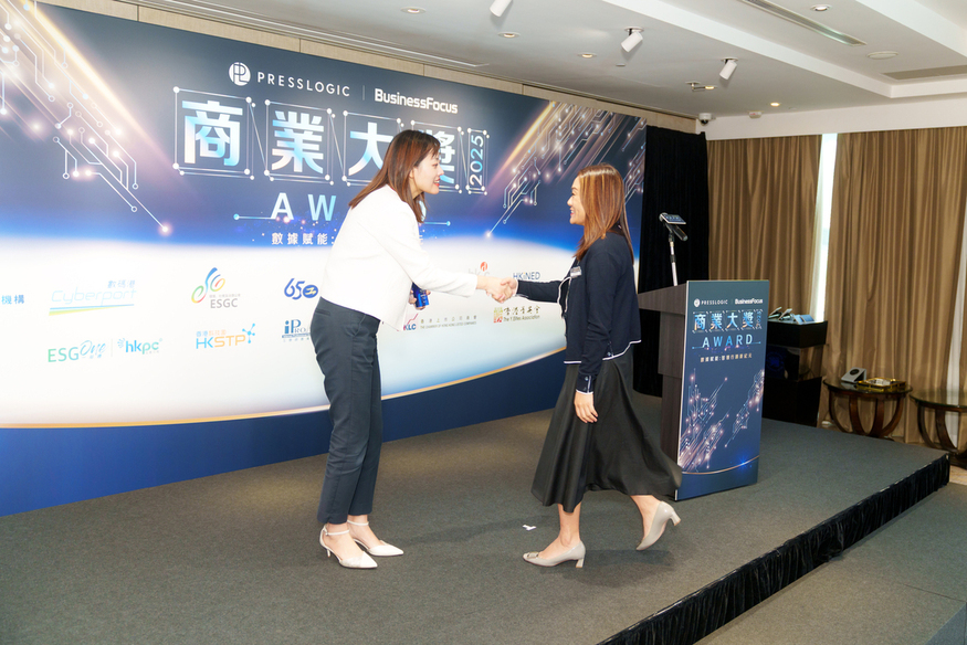 得獎企業代表到台上從張曼莉副局長手上領取獎座。