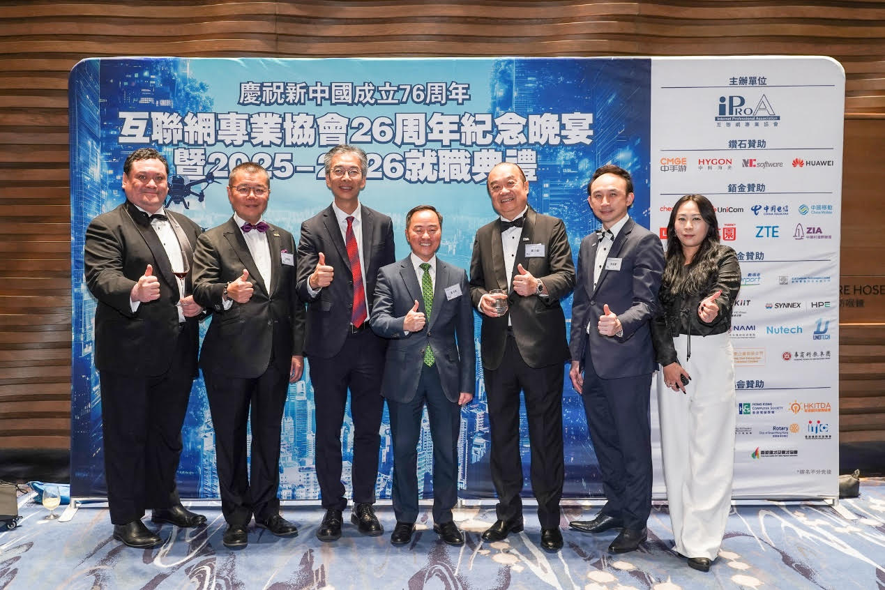 黃志光專員(左四)、麥之駒副專員(左三)與理事團合照