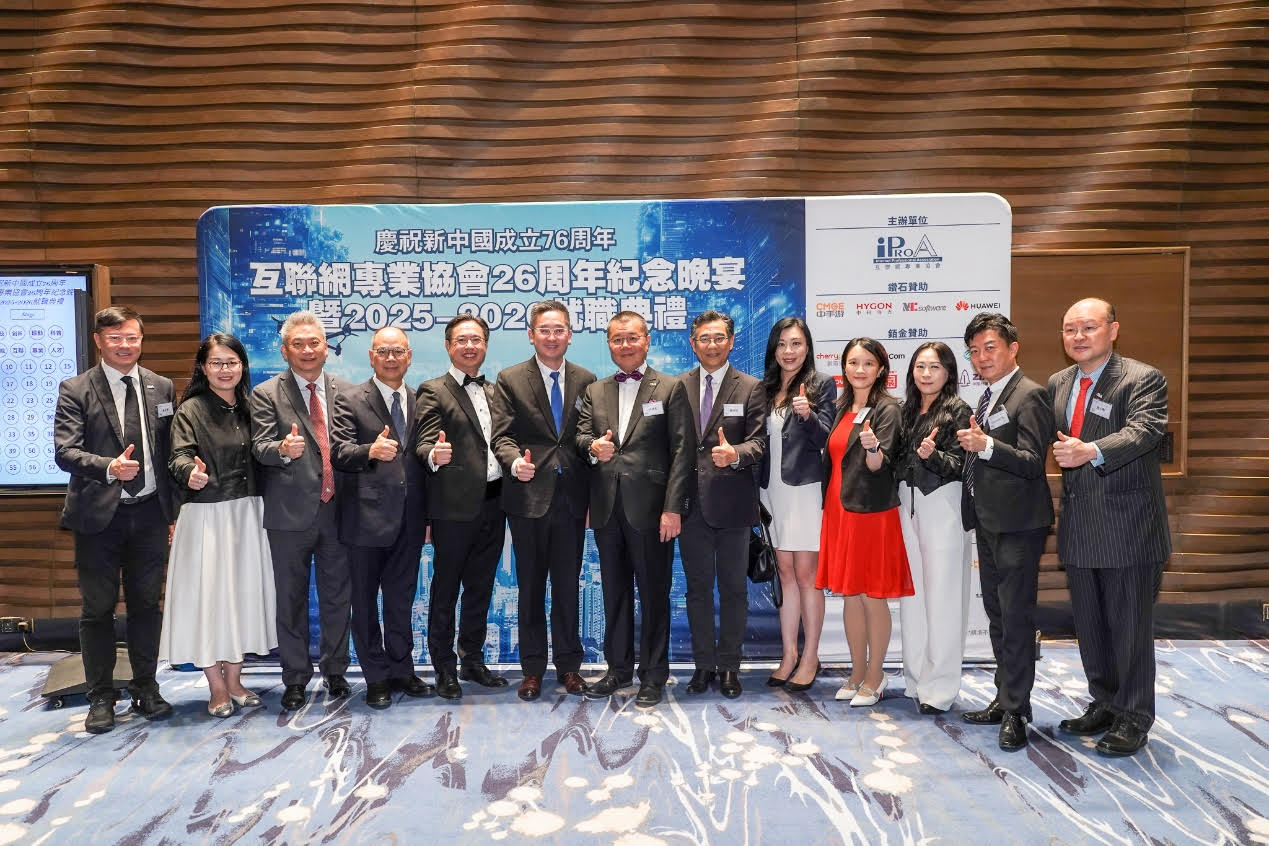 陳百里副局長(左六)與冼漢廸會長(左五)、洪爲民榮譽會長(左七)及一衆嘉賓理事合照