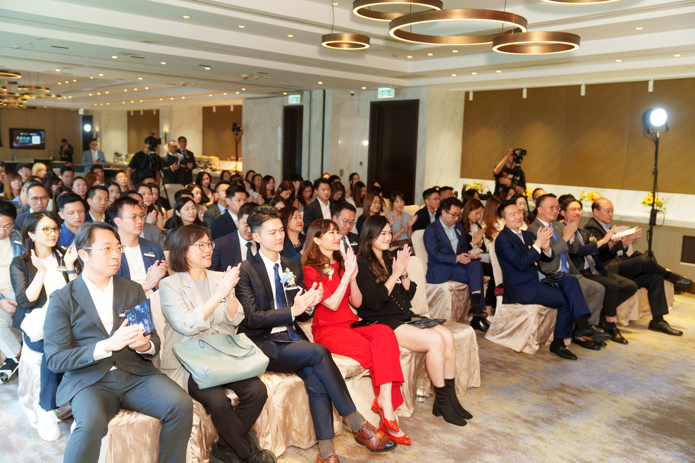 商務人士於典雅會場整齊就座鼓掌慶祝第五屆BusinessFocus商業大獎頒獎典禮