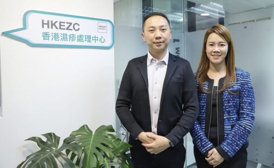 香港濕疹處理中心(HKEZC) 負責人毛嘉雄先生(左)及羅思婷小姐(右)對申請中銀「小企錢」的快捷便利感到非常滿意
