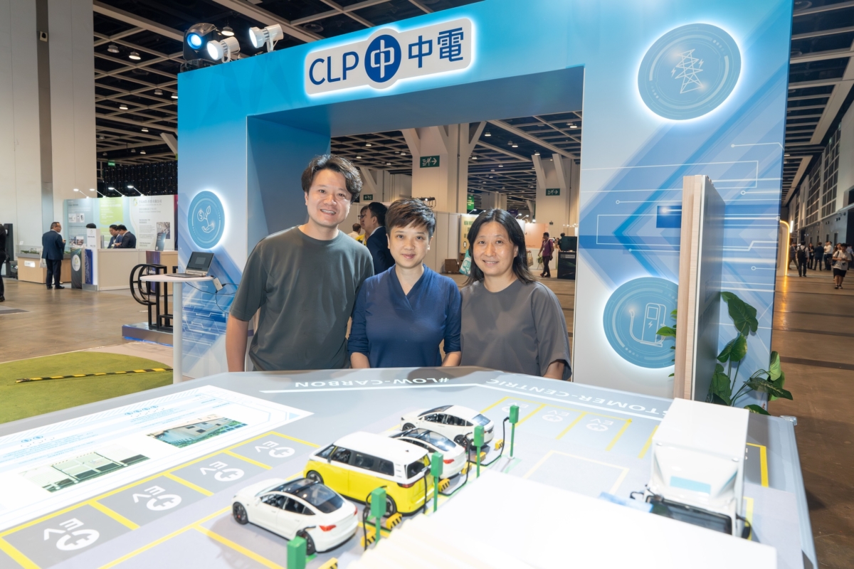 遨想能源(XECO)行政總裁黃嫣薇(中) 表示,配合戶外電動車充電站而設計的靈活供電方案,能有效幫助營運商更快地擴展戶外快速充電網絡。
