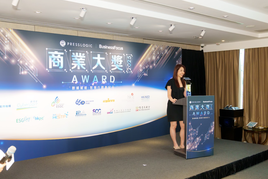 得獎企業代表在台上發表感言。