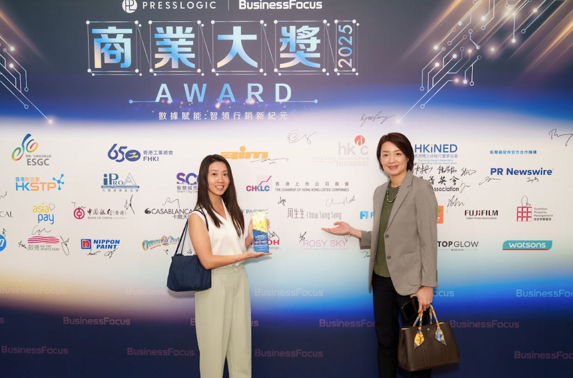 得獎企業代表在背景前簽名及拍照紀念