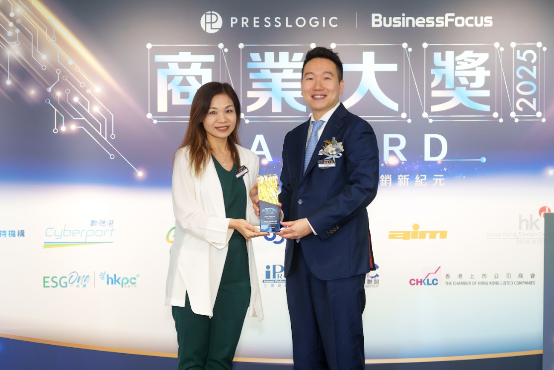 得獎企業代表到台上從張浩澤先生手上領取獎座。 