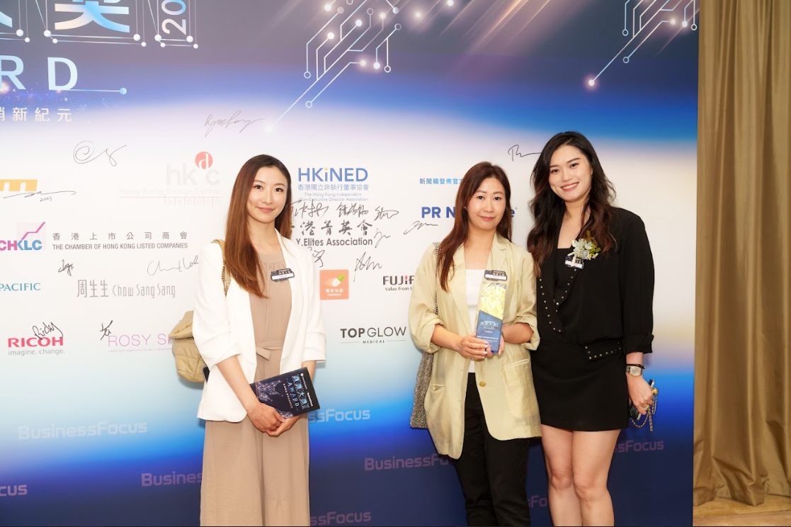 得獎企業代表在背景前拍照紀念