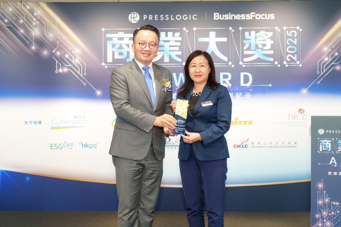 得獎企業代表到台上從陳曉峰律師手上領取獎座。