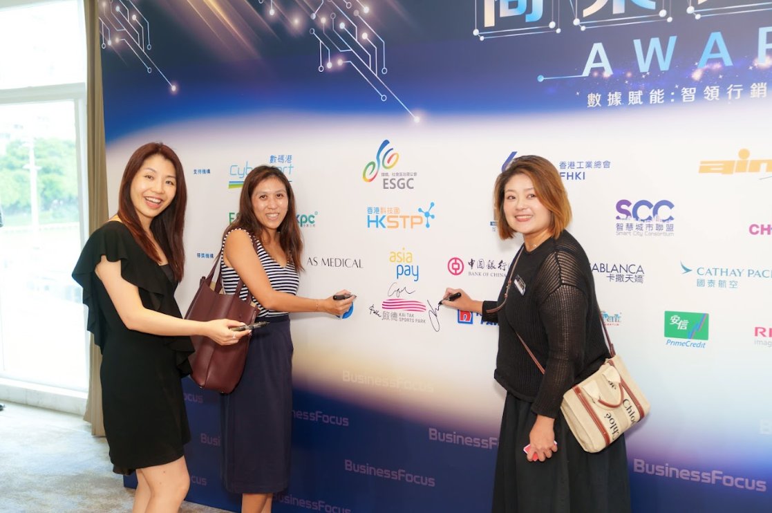 得獎企業代表在背景前簽名及拍照紀念