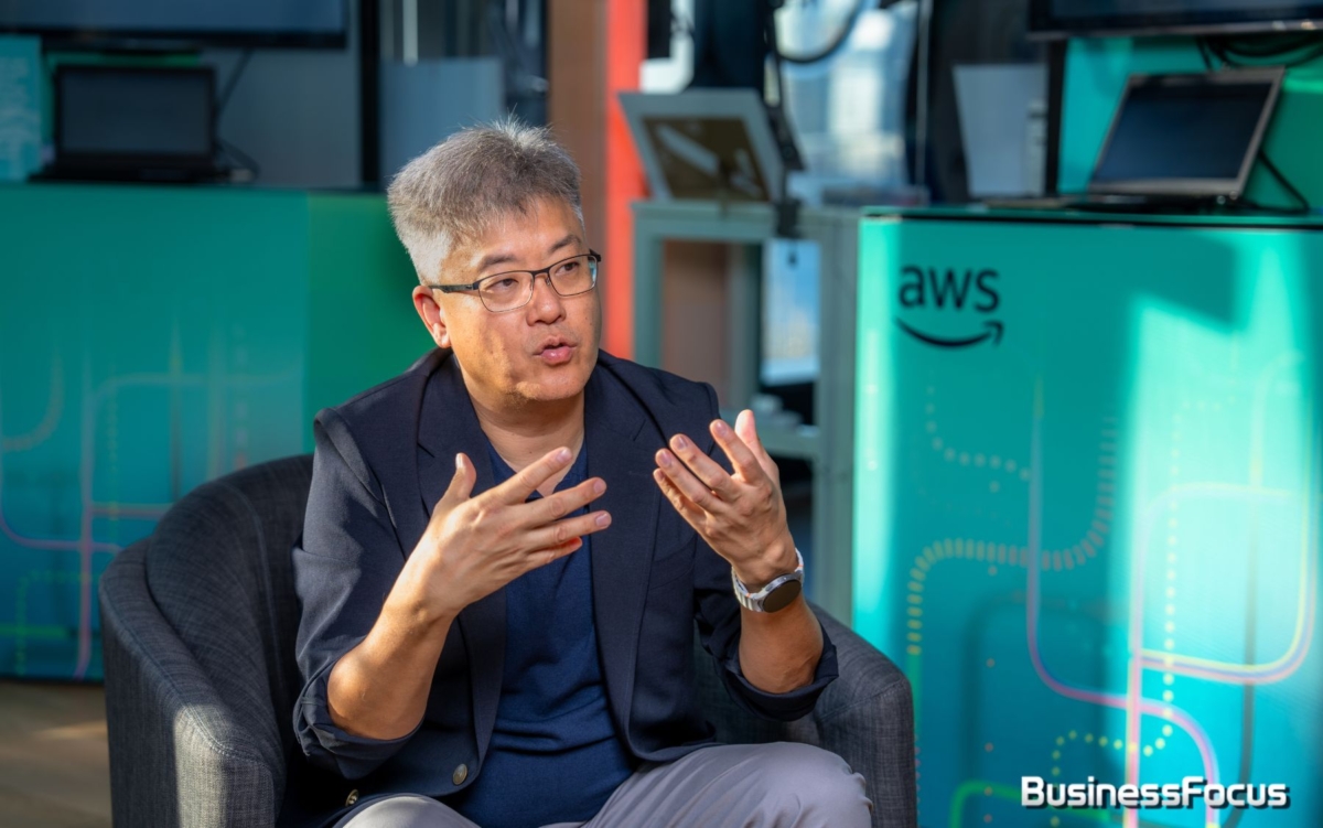 iMBrace 創辦人兼行政總裁楊沛燊（Simon）曾在矽谷打拼，為LGC Wireless Inc 創始團隊，也曾擔任上市公司京信電信的執行董事，擁有多年科技行業及管理經驗。