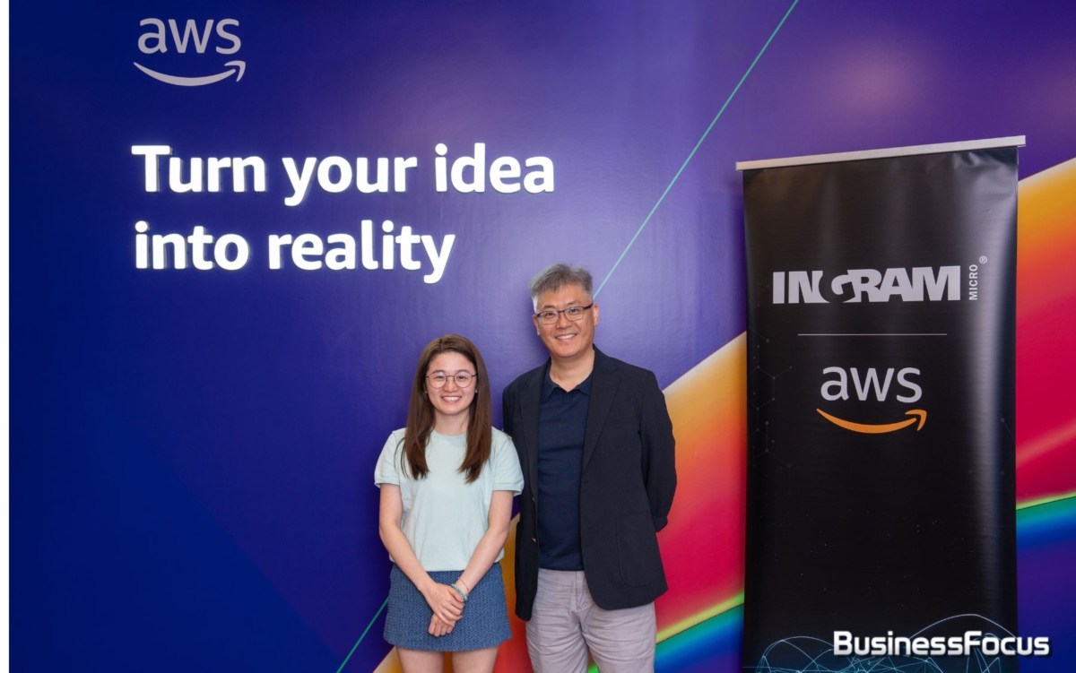 Simon（右）與 Ingram Micro 產品主任（左）合照， Ingram Micro 與 iMBrace 一直保持緊密合作。