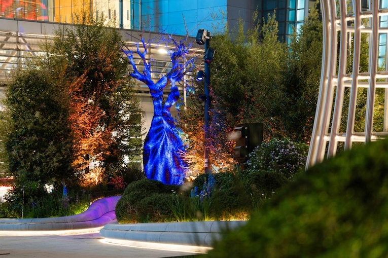 03 The Henderson 藝術公園內展出了德國數碼藝術家 Philipp Frank 創作的數碼光影藝術裝置《Hypnotic Dream》