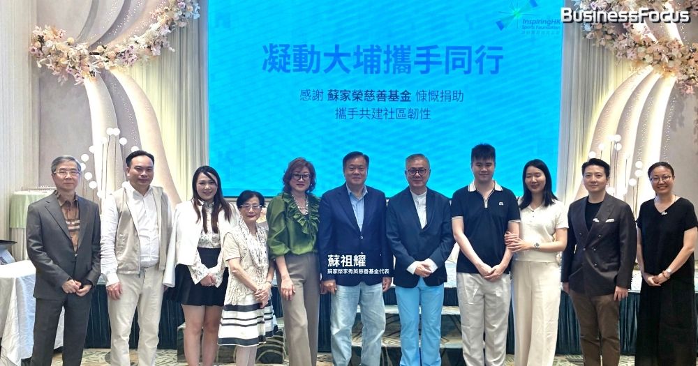「蘇家榮李秀英慈善基金」宣布撥款逾100萬港元，與「凝動香港體育基金」攜手，下月將於大埔區內開展為期一年的「凝動大埔攜手同行計劃」。這計劃希望藉著為運動教練提供「心理急救」的訓練，然後讓這些運動教練去培養宏福苑居民對運動的愛好，重新鍛煉及治療其身心，旨在幫助宏福苑災民特別是7至16歲的青少年與學童，注入跨越逆境的正能量。