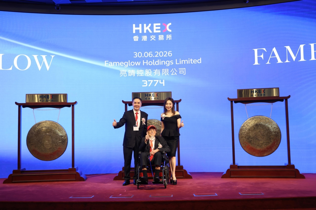 今年6月30日亮晴控股轉主板上市。左起為主席兼執行董事葉振國先生，MH、亮晴控股董事長葉樹林博士SBS，BBS及perFACE 創辦人兼行政總裁符芷晴女士 